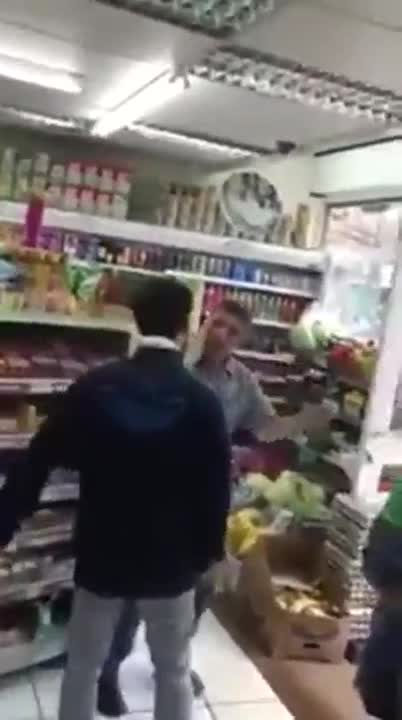 Продавач залавя крадец в магазин , раздаде му правосъдие на място!