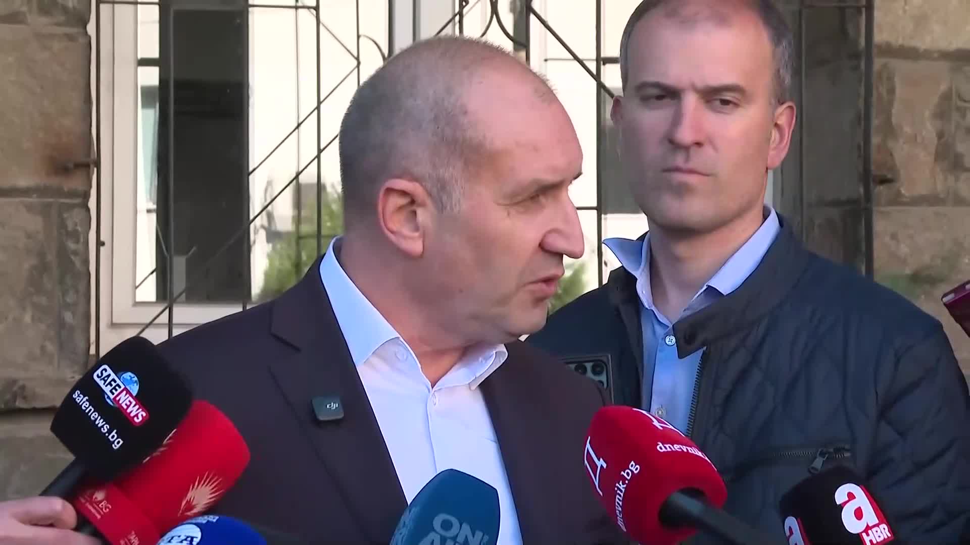 Как отговори Радев на директните въпроси от чужди медии в деня на вота