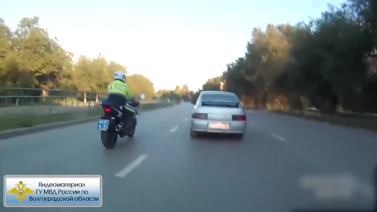 Семейство пияници бягат от полицайте .