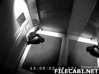 Жена Използва Асансьор За Тоалетна