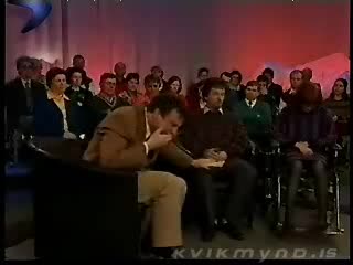 Водещ Се Къса От Смях