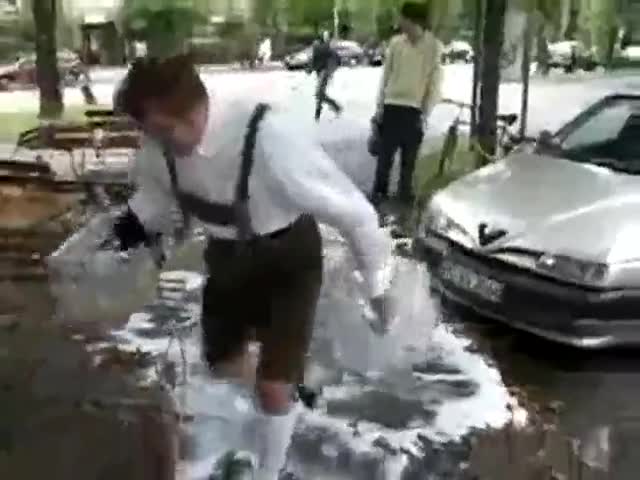 Нека сервитьoрите не вземат пример от този човек .. (смях)