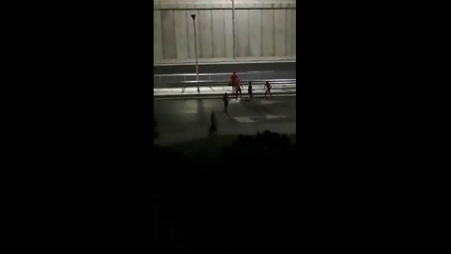 Деца играят на пътя