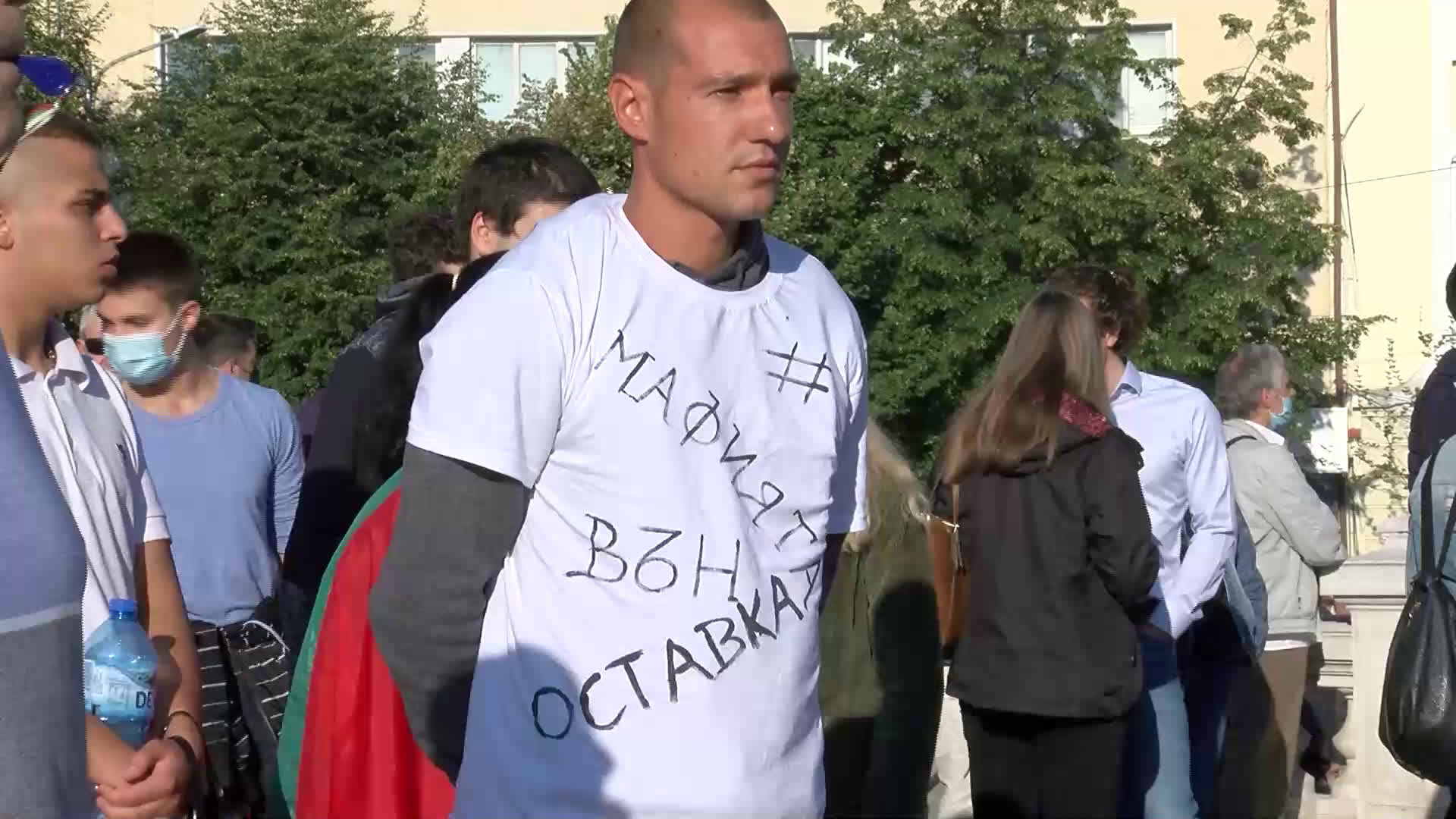 Протестиращи се събраха пред Народното събрание