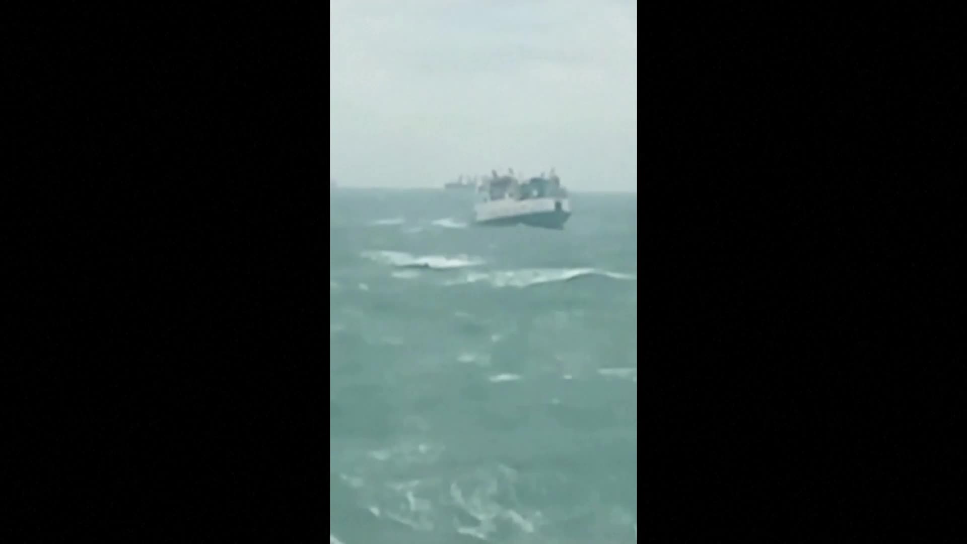 Заради буря: Танкер се разцепи в Керченския проток (ВИДЕО)