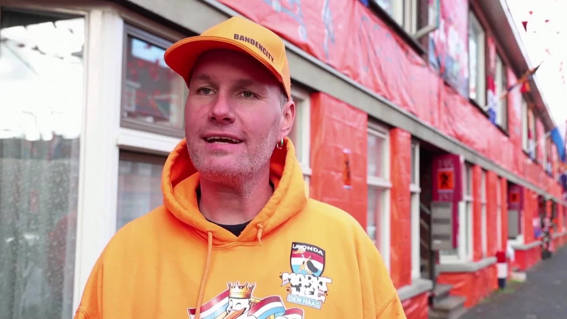 „ОРАНЖЕВАТА” УЛИЦА: Фенове в Нидерландия с колоритна подкрепа за отбора си