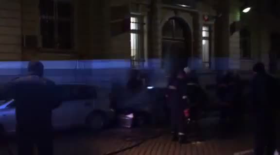 Кола горя зад Народния театър