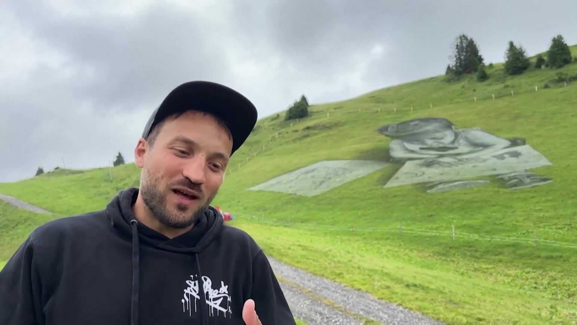 Две гигантски фрески се появиха на планински склон в Швейцария