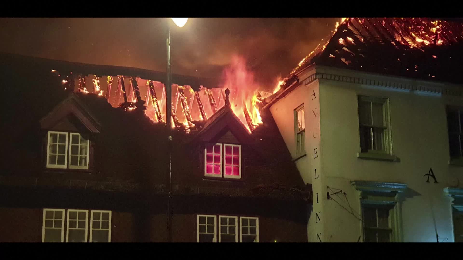 Изгоря 400-годишен хотел в Англия, приютил украински бежанци (ВИДЕО)