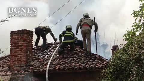 Пожар обхвана гори и къщи в Средна гора