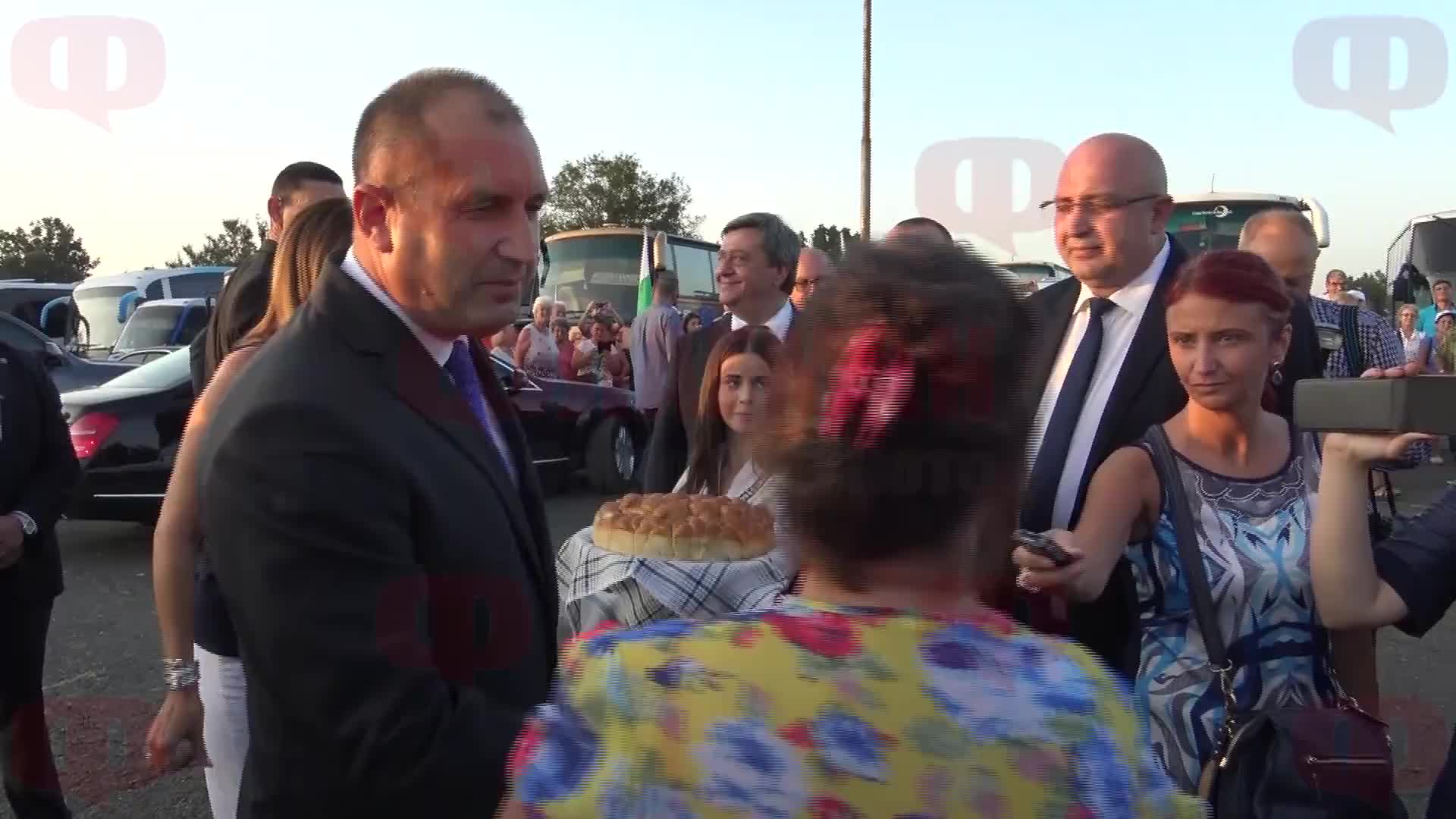Президентът Румен Радев получава стойностен подарък от възторжена тракийка