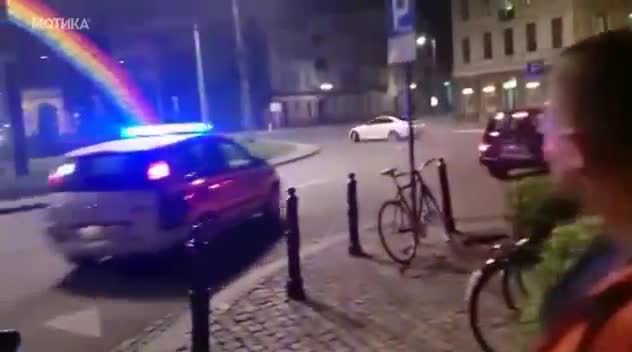 За това си трябва Смелост! – Вижте как се кара Bmw на кръговото пред очите на полицията!
