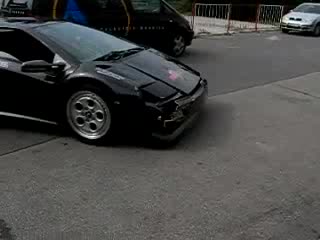 Гъзар удря Ламборджини в камион на пътна помощ