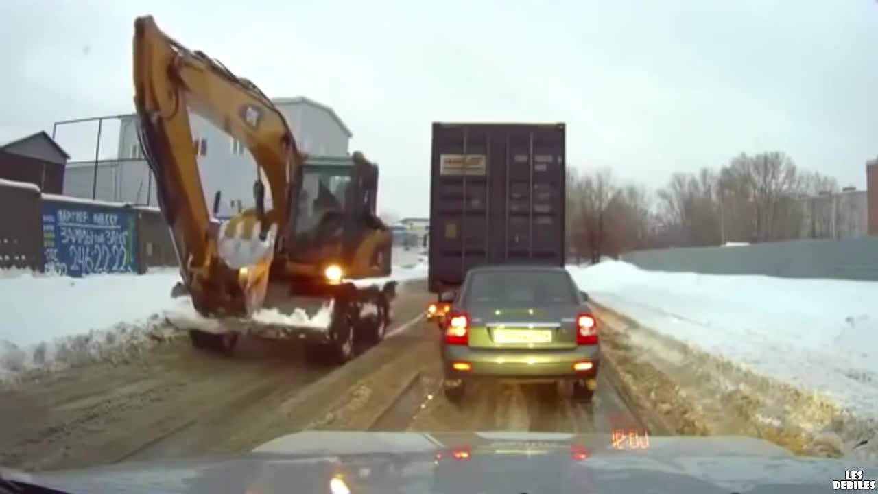 Багерист помага на шофьор в труден момент