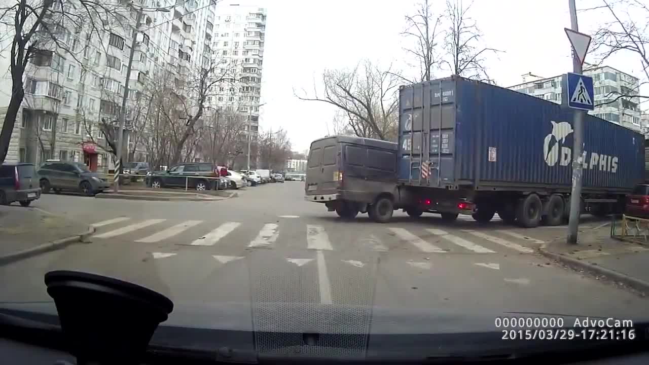 Тир получава нежелан спътник при взимане на завой