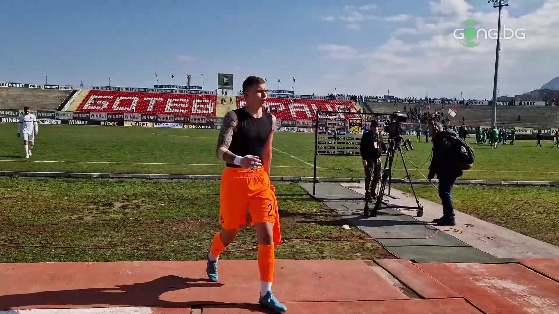 Размяна на реплики между футболисти на Славия и фенове на Ботев Вр
