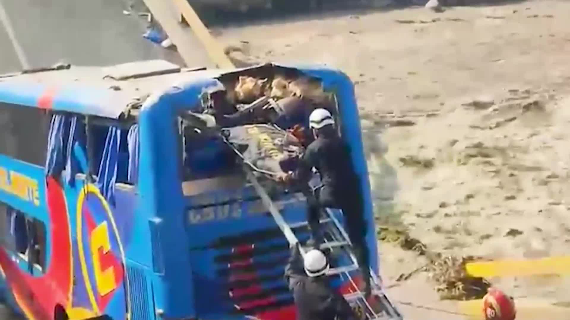 Две жертви и десетки ранени: Мост в Перу рухна, повлече със себе си автобус (ВИДЕО)