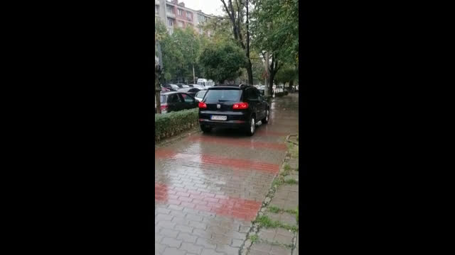 "Моята новина": Нагъл шофьор кара по тротоара