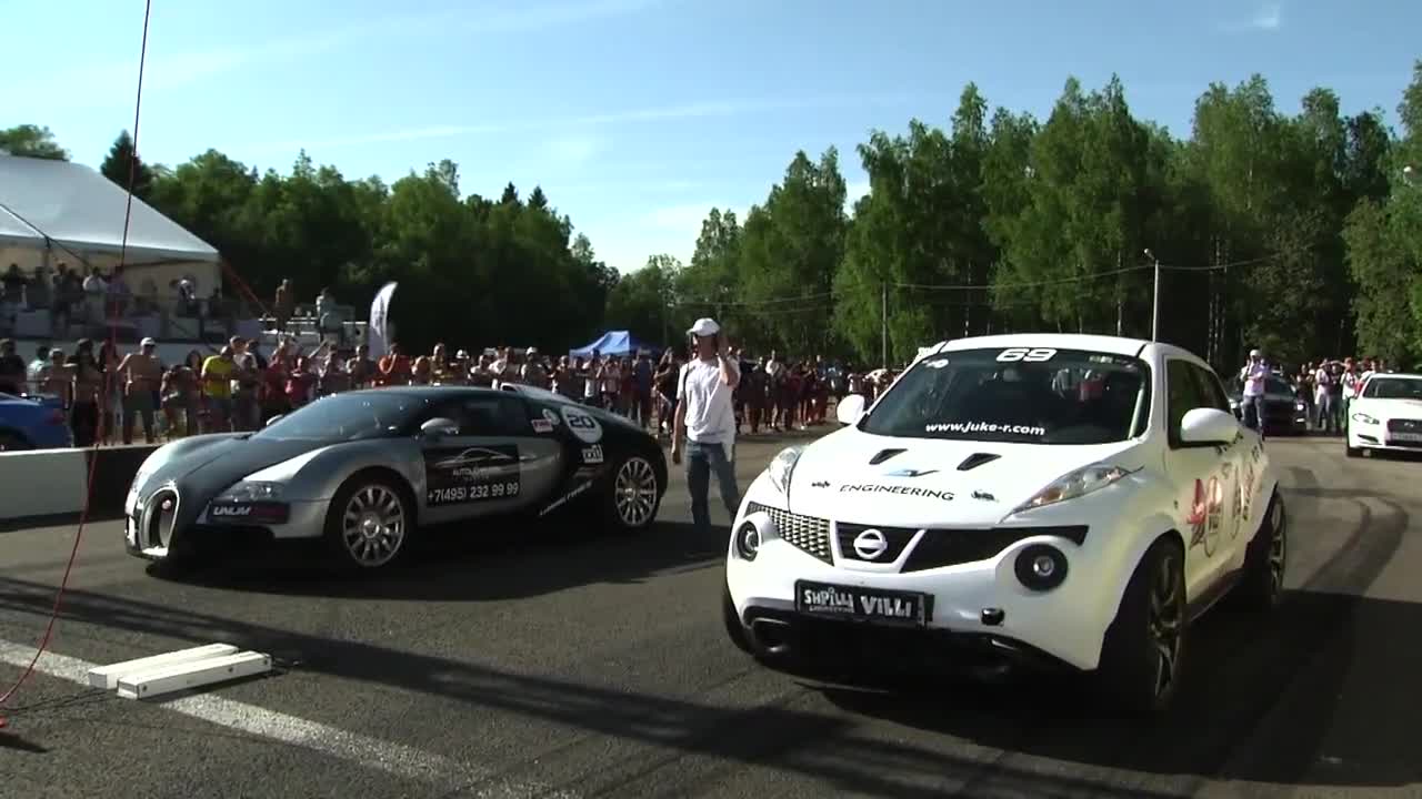 Битката на супер автомобилите - Bugatti Veyron vs Nissan Juke R (dragtimes Moscow Unlim 500 )