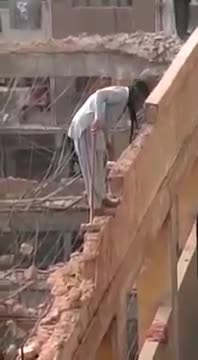Как араби събарят сграда!