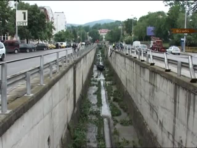 Скъп Мерцедес излетя от пътя и падна в река