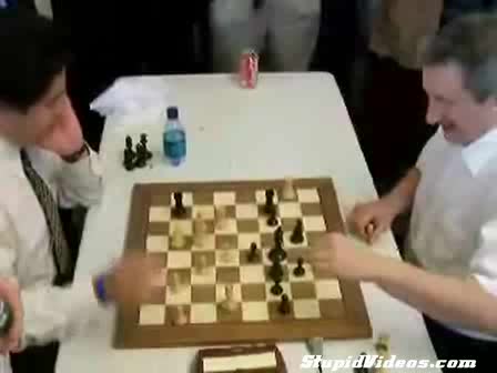 Така се играе шах , много лудо