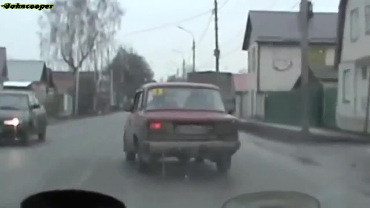 Луд с Лада бяга от милицията в трафика