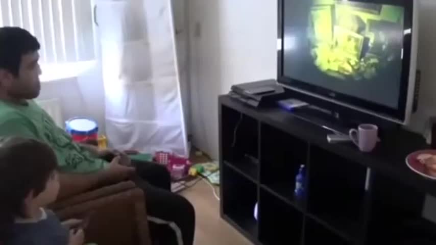 Мъж се изложи пред детето .