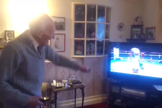 Мъж на 95 играе бокс на Wii