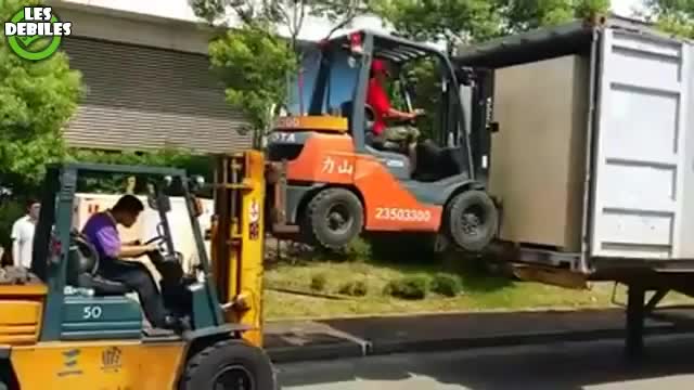 Необичаен начин за товарене с мотокари