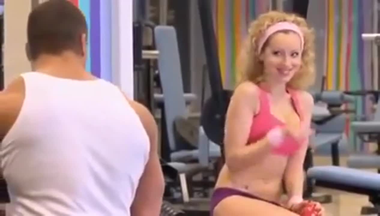 Смях !!! Така се сваля жена вижте метода на този мъж