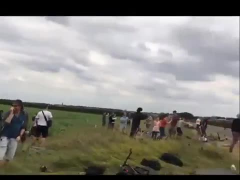 Реактивен самолет F16 прелита на сантиметри над зрителите по време на шоу
