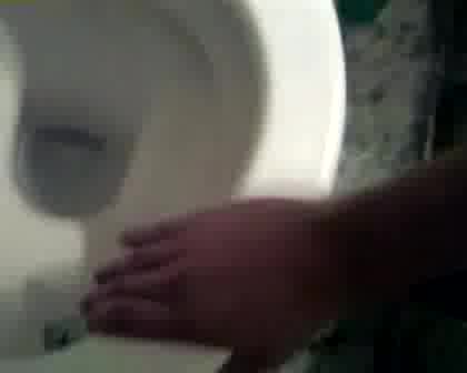 Отваряне На Вино С Тоалетна Чиния