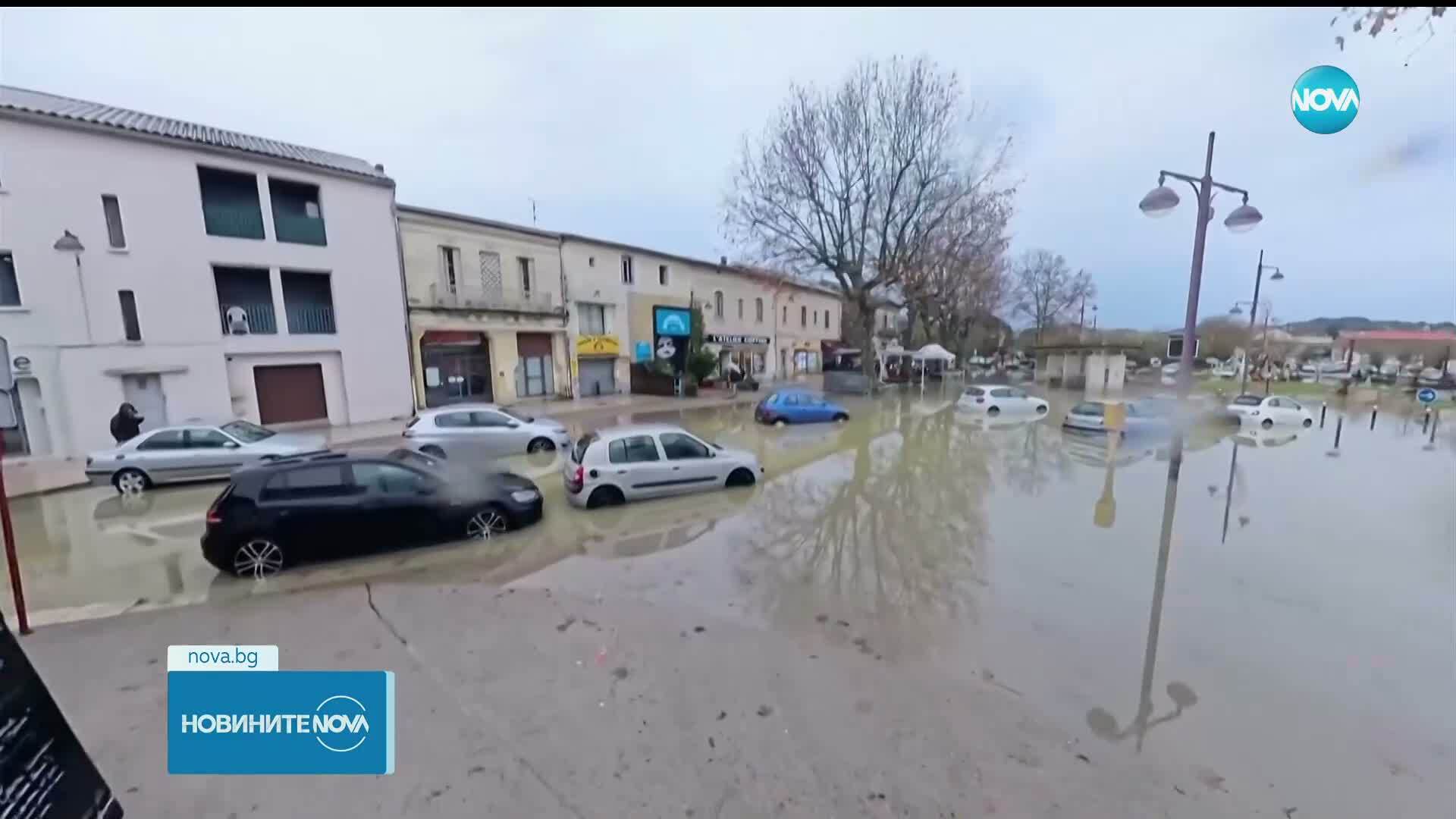 Заради порои: Река преля и наводни град Сомиер в Южна Франция