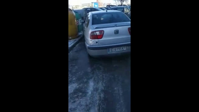 "Моята новина": Опасни непочистени квартални улици заледен участък