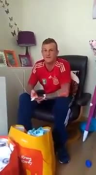 Мъж изпитва огромна трудност да каже думата Specifically (конкретно)