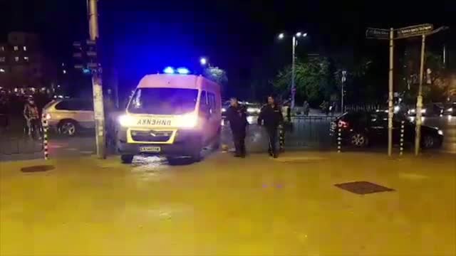 Човек скочи на релсите на метростанция „Васил Левски"