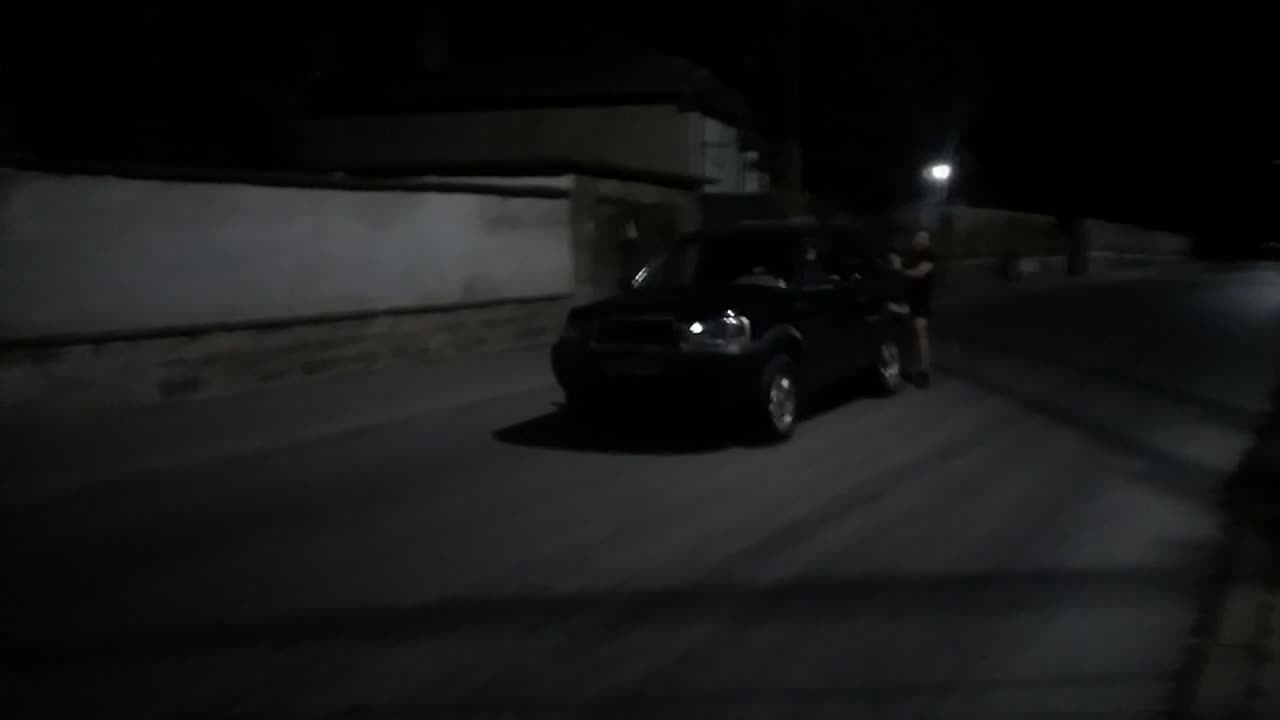 Опит за спиране на кола с обувки