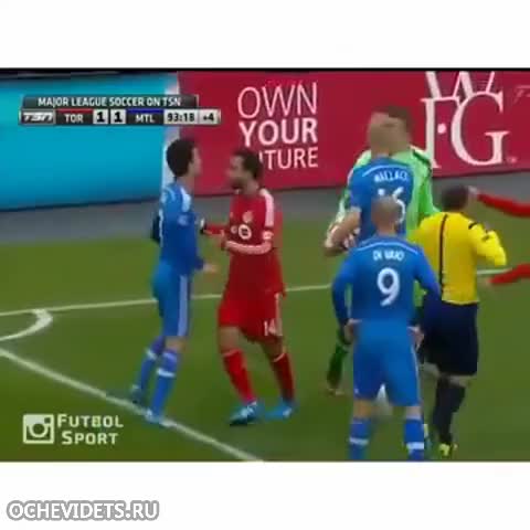 Вратар излекува крака на футболист за секунди