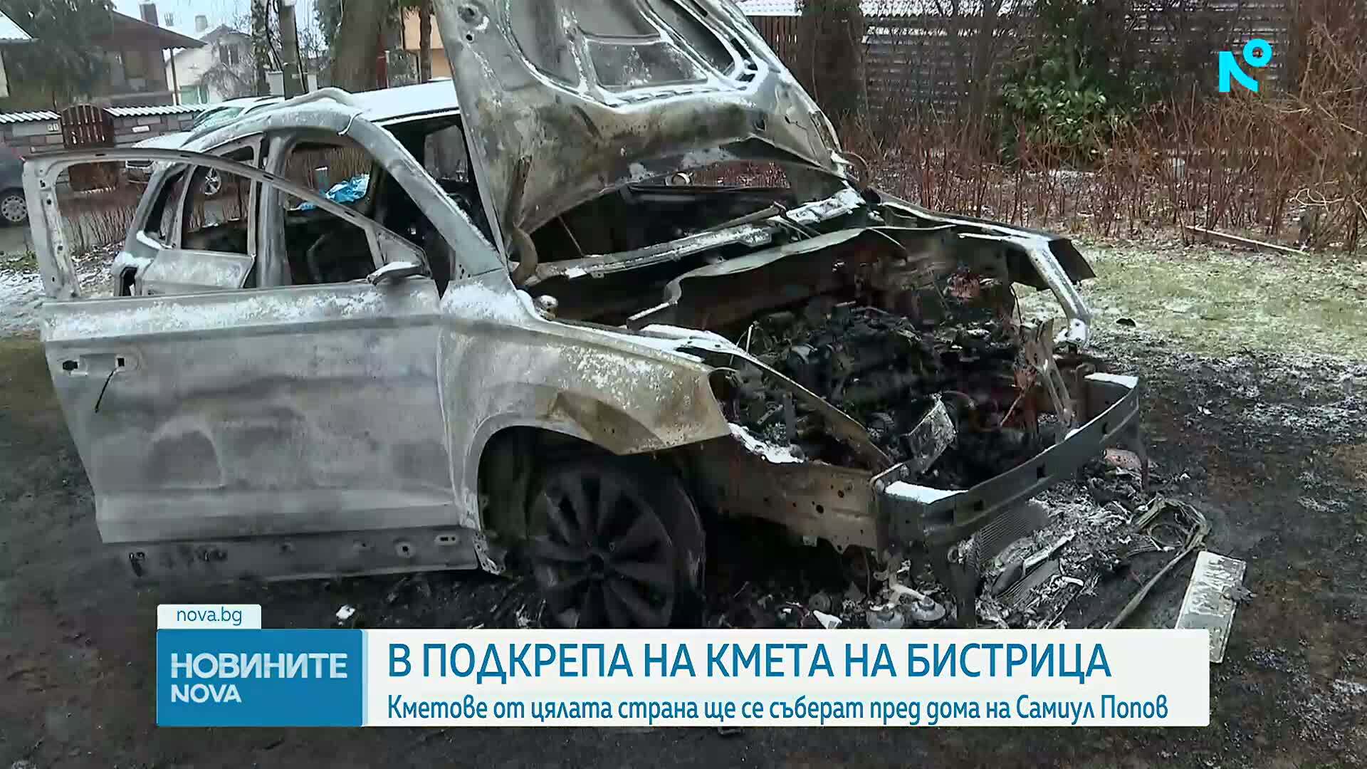 В знак на подкрепа: Кметове от цялата страна се събират пред дома на Самуил Попов