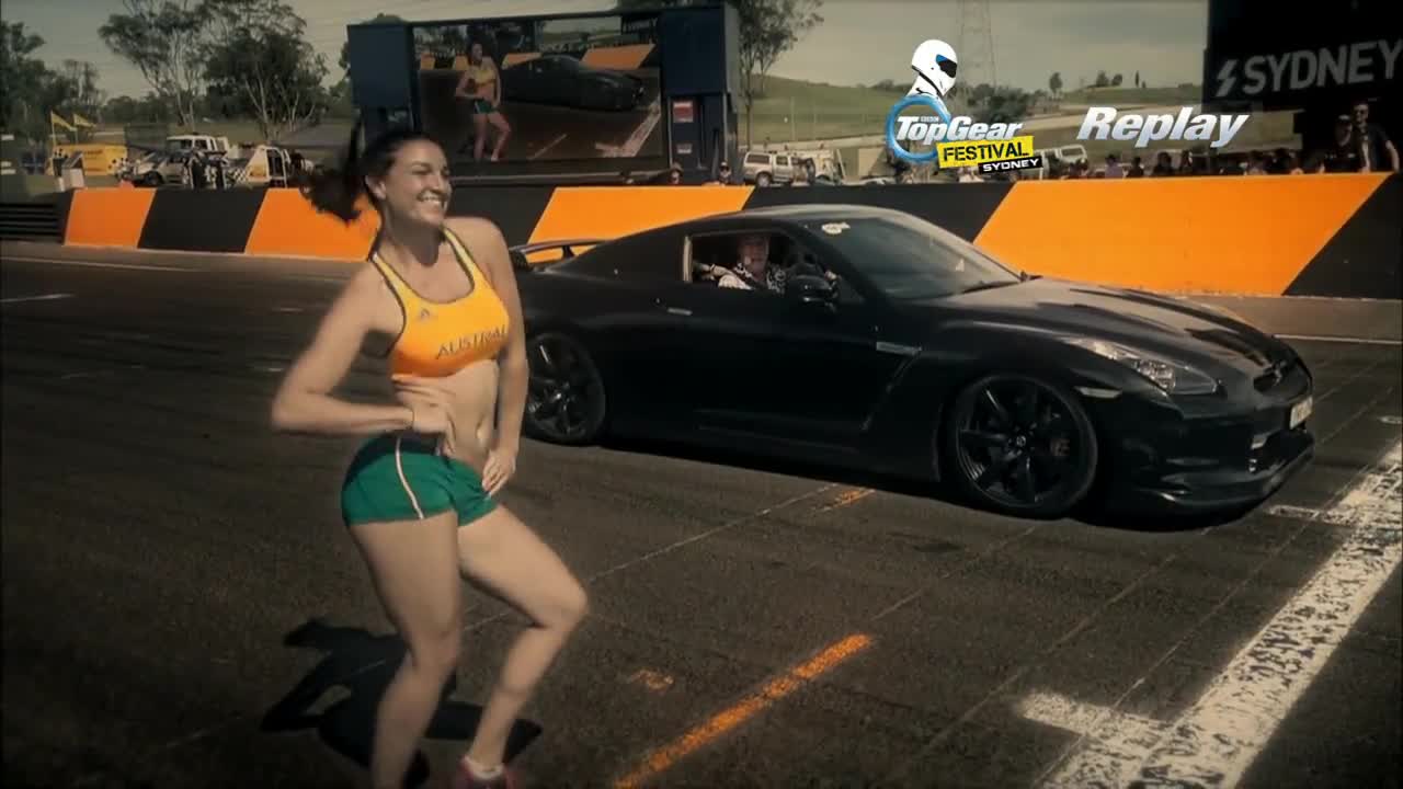 Nissan G T R срещу секси спринтьорка