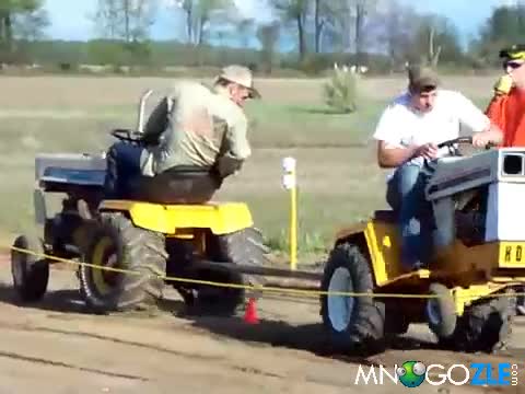 Трактор срещу трактор Смях. 