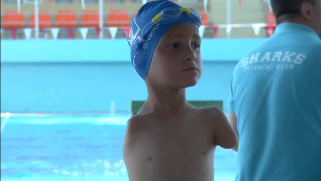 Вдъхновяващо: 6-годишно момче без ръце печели медали като плувец