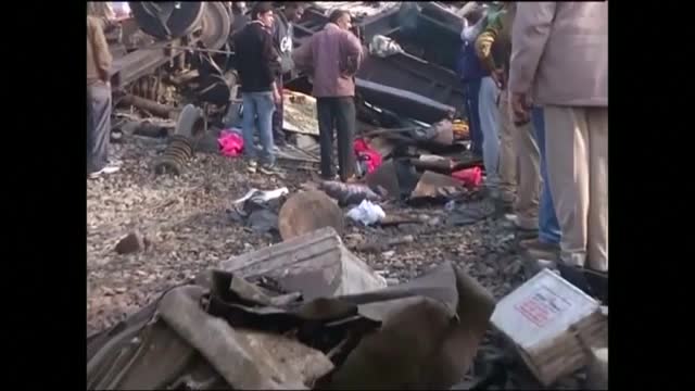 Над 60 загинали и 150 ранени при дерайлиране на влак в Индия