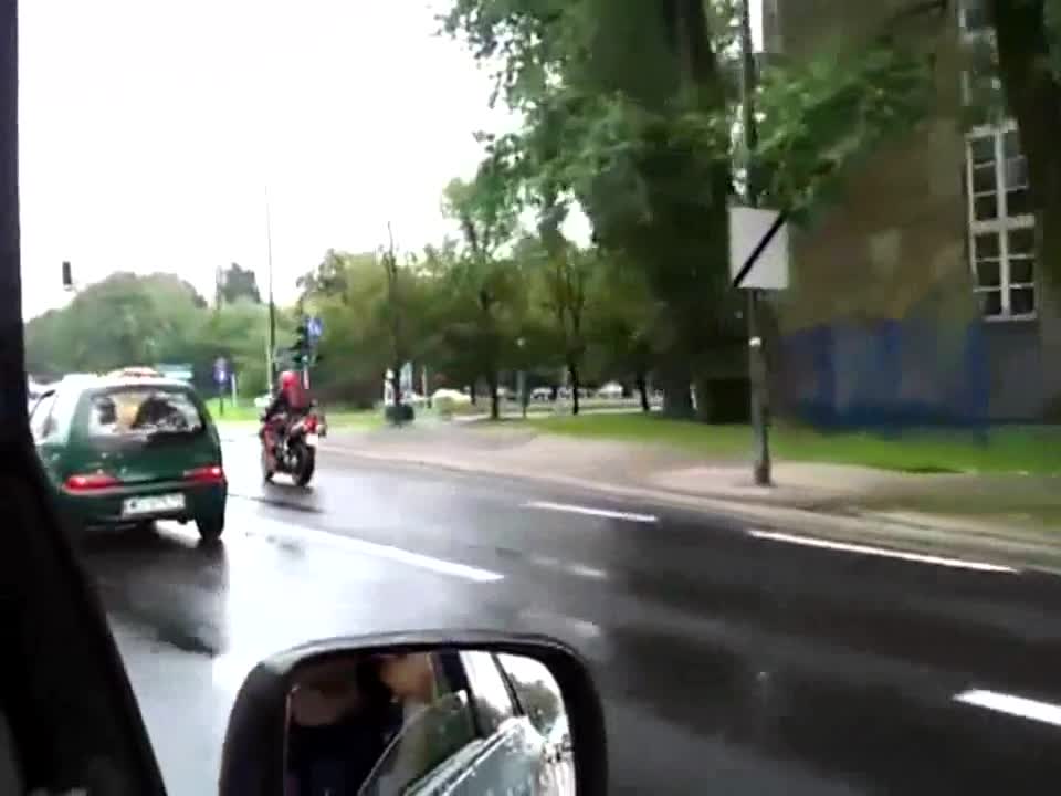 Внимание, жена зад волана, кара с дръпната ръчна! Смях