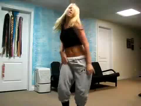 Мацка танцува уникално на Boom Boom Pow 