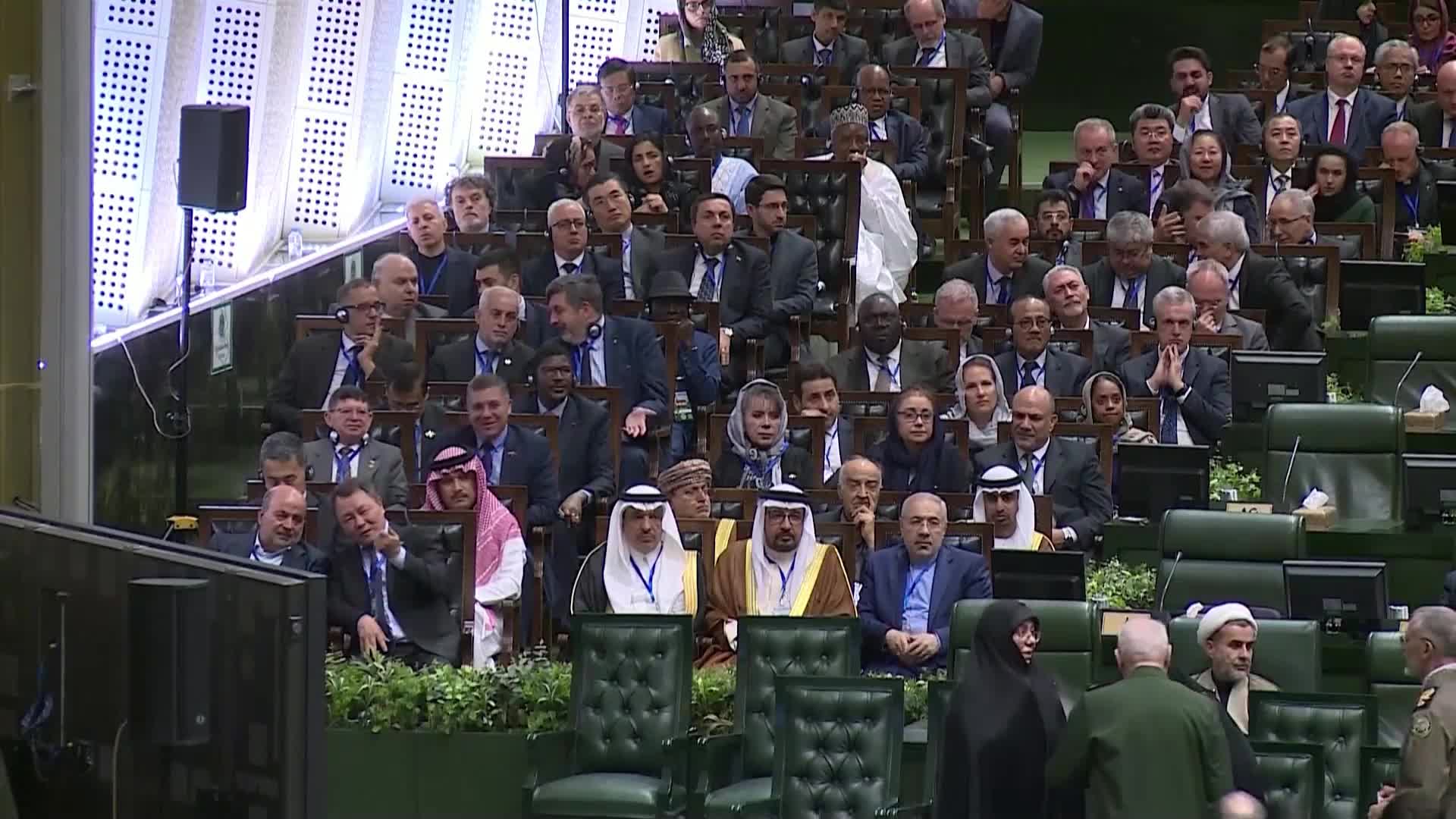 Иранският парламент с първо заседание след смъртта на Ебрахим Раиси