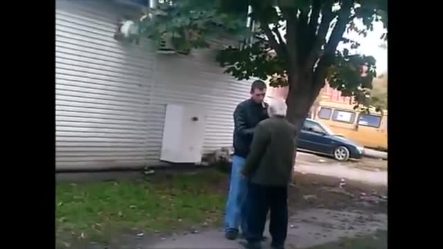 Млад мъж тормози възрастен човек но след това си получава заслуженото..