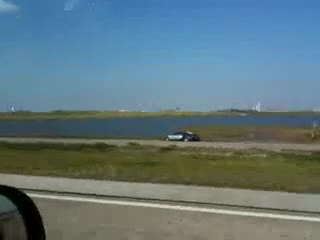 Buggati Veyron влиза да си лови Рибка :d 