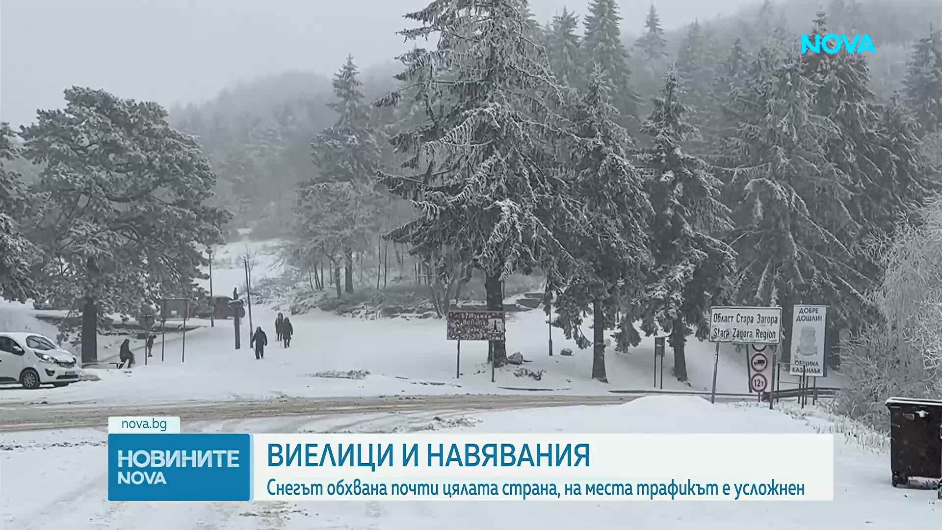 Над 515 снегорина обработват пътищата, затвориха три прохода за тежкотоварни автомобили